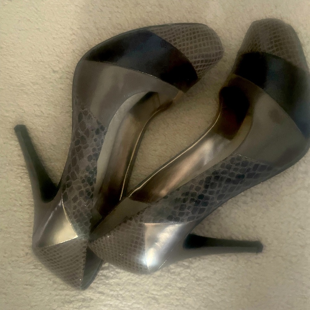 Like new condition Moda pumps
